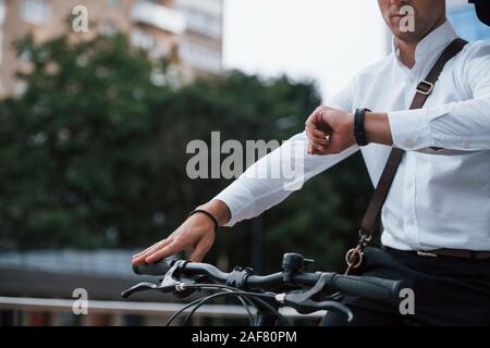 Ich besser werden. Geschäftsmann in formelle Kleidung mit schwarzen Fahrrad ist in der Stadt Stockfoto