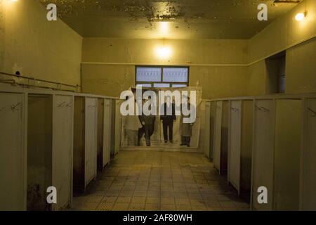 Teheran, Iran. 12 Dez, 2019. Ein Blick auf die allgemeinen Badewanne von Anti-sabotage-Ausschusses an Ebrat Museum in der Innenstadt von Teheran, Iran. Die Ebrat Museum im Zentrum von Teheran versucht, seine Besucher vertraut mit den Schmerzen und Leiden der iranischen politischen Gefangenen vor der Islamischen Revolution von 1979 zu machen. Die Teheran-basierte Anti-Sabotage-Ausschusses wurde durch den Geheimdienst SAVAK unter dem Schah von Iran betrieben und arbeitete gegen politische Gegner. Der SAVAK war der Geheimpolizei, der inneren Sicherheit und der Geheimdienst der Pahlavi Monarchie. Es wurde von IranÃs Mohammad Reza gegründet Stockfoto