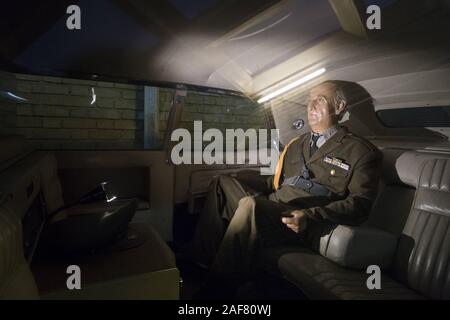 Teheran, Iran. 12 Dez, 2019. Eine symbolische Standbild des General Officer, nematollah Nassiri, Direktor der SAVAK, in seiner Limousine im Anti - Sabotage-Ausschusses an Ebrat Museum in der Innenstadt von Teheran, Iran. Die Ebrat Museum im Zentrum von Teheran versucht, seine Besucher vertraut mit den Schmerzen und Leiden der iranischen politischen Gefangenen vor der Islamischen Revolution von 1979 zu machen. Die Teheran-basierte Anti-Sabotage-Ausschusses wurde durch den Geheimdienst SAVAK unter dem Schah von Iran betrieben und arbeitete gegen politische Gegner. Der SAVAK war der Geheimpolizei, der inneren Sicherheit und der Geheimdienst Stockfoto