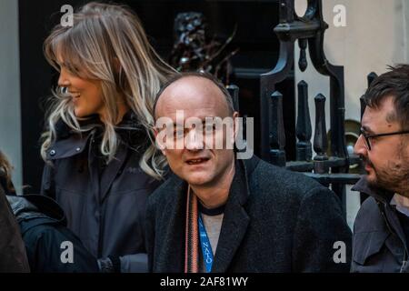 Downing Street, London, UK. 13. Dez 2019. Dominic Cummings und andere Mitarbeiter aus zu beobachten - Boris Johnson gibt eine Rede über seine Rückkehr in die Downing Street nach einem Treffen mit der Königin, und das Gewinnen der allgemeinen Wahl. Credit: Guy Bell/Alamy leben Nachrichten Stockfoto