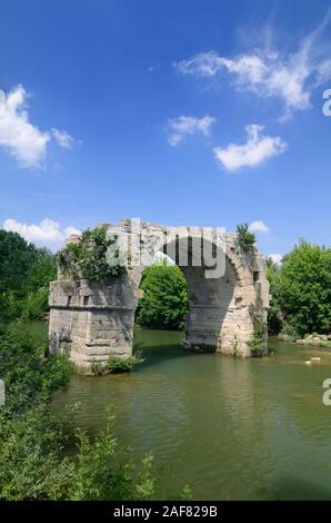 Pont Ambroix oder Römische Brücke von Ambrussum (c 1. BC) (gemalt von Gustave Courbet 1857) über den Fluss Vidourle, auf der Via Domitia römische Straße Frankreich Stockfoto