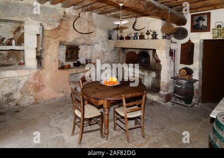 Interieur der traditionellen Bauernhaus Küche in der troglodyte Mas de la Pyramide St-Remy-de-Provence Frankreich