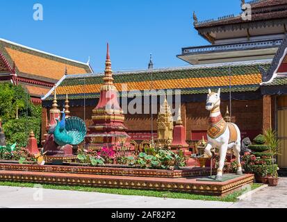 Wat Preah Prom Rath Pagode, Siem Reap, Kambodscha - Innenhof mit kunstvollen Pferde Stockfoto