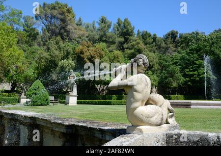 Triton-brunnen, Merman Skulptur, Tülle & Brunnen Jardins d'Albertas Garten oder Gärten BOUC-BEL-AIR in der Nähe von Aix-en-Provence Provence Frankreich Stockfoto