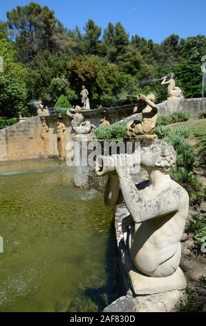 Die wichtigsten Zierpflanzen Pool & Triton Brunnen mit Skulpturen Mermen Jardins d'Artbertas oder Albertas Gärten BOUC-BEL-AIR nr Aix-en-Provence Provence Frankreich Stockfoto