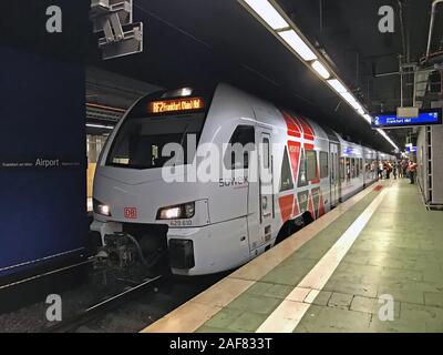 SUWEX-Zug nach Frankfurt Main Hbf, vom Flughafen Frankfurt, Flughafen Frankfurt, Deutschland, Europa, 429610, Frankfurter Flughafenbahnhof Stockfoto