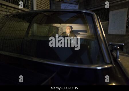 Teheran, Iran. 12 Dez, 2019. Eine symbolische Standbild des General Officer, nematollah Nassiri, Direktor der SAVAK, in seiner Limousine im Anti - Sabotage-Ausschusses an Ebrat Museum in der Innenstadt von Teheran, Iran. Die Ebrat Museum im Zentrum von Teheran versucht, seine Besucher vertraut mit den Schmerzen und Leiden der iranischen politischen Gefangenen vor der Islamischen Revolution von 1979 zu machen. Die Teheran-basierte Anti-Sabotage-Ausschusses wurde durch den Geheimdienst SAVAK unter dem Schah von Iran betrieben und arbeitete gegen politische Gegner. Der SAVAK war der Geheimpolizei, der inneren Sicherheit und der Geheimdienst Stockfoto