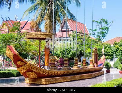 Wat Preah Prom Rath Pagode, Siem Reap, Kambodscha - Replik verzierten goldenen Boot Stockfoto