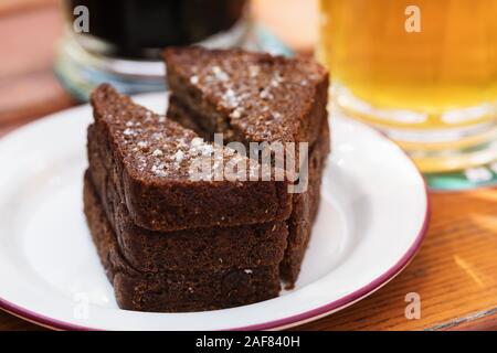 Frische Croutons mit Knoblauch auf einem Holztisch. Bier Snack Stockfoto