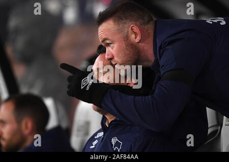 11. Dezember 2019, Pride Park Stadium, Derby, England; Sky Bet Meisterschaft, Derby County v Sheffield Mittwoch: Derby County Player-Coach Wayne Rooney seine Gedanken geben, Assistant Manager, Chris Van der Weerden Credit: Jon Hobley / Nachrichten Bilder Stockfoto