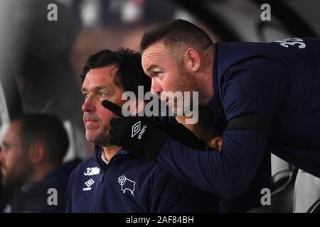 11. Dezember 2019, Pride Park Stadium, Derby, England; Sky Bet Meisterschaft, Derby County v Sheffield Mittwoch: Derby County Player-Coach Wayne Rooney seine Gedanken geben, Assistant Manager, Chris Van der Weerden Credit: Jon Hobley / Nachrichten Bilder Stockfoto