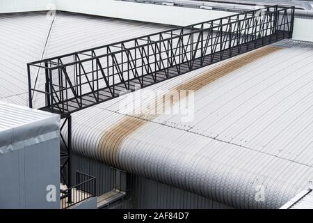 Die Black Metal Brücke überquert das Lager Dach für den Techniker Wartung der Klimaanlage an. Stockfoto