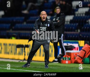 10. Dezember 2019, Deepdale, Preston, England; Sky Bet Meisterschaft, Preston North End v Fulham: Preston North End Manager, Alex Neil shouts Anweisungen an seine Spieler: Simon Whitehead/News Bilder Stockfoto