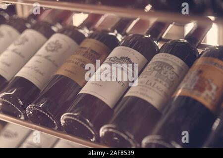 Moskau, Russland-Dez 2019: Stimmung geschossen von Grand Rotwein Château Pontet-Canet 2011 Paullac und andere Weine in einem Regal im Restaurant. In der Nähe der Weinflaschen. Stockfoto