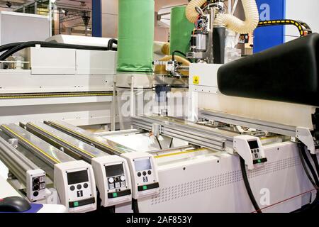 Automatische Laser horizontale Planer zum Schneiden von Holz Stockfoto