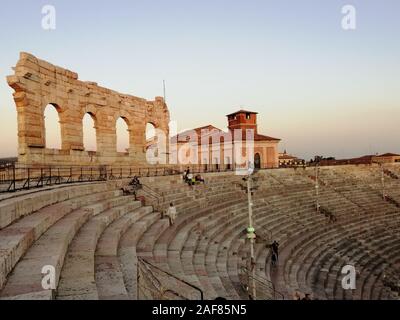 Detail des Inneren der Arena di Verona das Amphitheater mit dem Licht des Sonnenuntergangs. Stockfoto