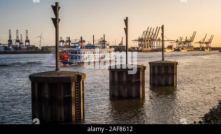 Raddampfer auf der Elbe Stockfoto