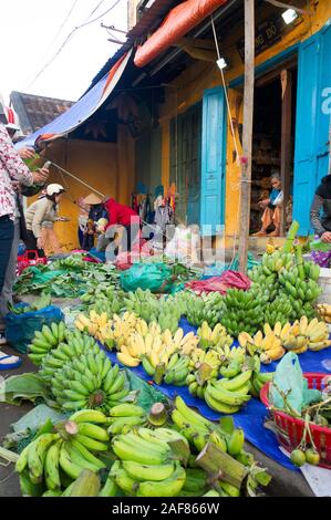 Hoi An, Vietnam - Januar 2013: Obst und Gemüse auf der Straße neben dem Markt verkauft Stockfoto