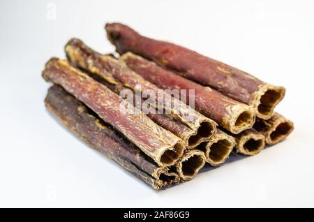 Getrocknetem Rindfleisch Speiseröhre. Standard Größe Leckereien für Hunde. Stapel der natürlichen Lack für Haustiere der Premium Qualität auf einem hellen Hintergrund. Selektive konzentrieren. Stockfoto