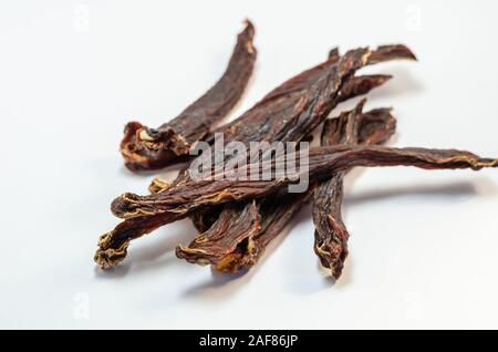 Scheiben von Beef Jerky auf einem hellen Hintergrund. Close-up von Gesunden und bekömmlichen Lebensmitteln. Zutaten oder als Basis für verschiedene Gerichte. Selektive konzentrieren. Augenhöhe Stockfoto