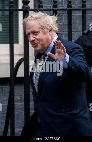 (191213) -- LONDON, Dez. 13, 2019 (Xinhua) - der britische Premierminister Boris Johnson kehrt in Downing Street 10, nachdem er die Königin in London, Großbritannien, 13. Dez., 2019. Der britische Premierminister Boris Johnson unter der Leitung von Buckingham Palace Freitag für ein Publikum mit Königin Elizabeth nach seinem Gewinn in allgemeinen Wahlen vom Donnerstag. Die Monarch, unter der britischen Verfassung, hat ihre Berechtigung zu erteilen, bevor ein Parteichef, der eine neue Regierung bilden können. Johnson muss durch den Prozess zu gehen, zu demonstrieren, er hat den Auftrag, das Land für die Dauer von fünf Jahren zu regieren. (Xinhua / Han Yan) Stockfoto