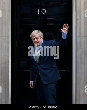 (191213) -- LONDON, Dez. 13, 2019 (Xinhua) - der britische Premierminister Boris Johnson kehrt in Downing Street 10, nachdem er die Königin in London, Großbritannien, 13. Dez., 2019. Der britische Premierminister Boris Johnson unter der Leitung von Buckingham Palace Freitag für ein Publikum mit Königin Elizabeth nach seinem Gewinn in allgemeinen Wahlen vom Donnerstag. Die Monarch, unter der britischen Verfassung, hat ihre Berechtigung zu erteilen, bevor ein Parteichef, der eine neue Regierung bilden können. Johnson muss durch den Prozess zu gehen, zu demonstrieren, er hat den Auftrag, das Land für die Dauer von fünf Jahren zu regieren. (Xinhua / Han Yan) Stockfoto
