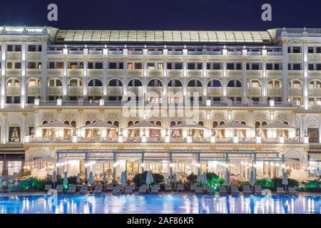 Antalya, Türkei. September 23, 2019. Hotel Titanic Mardan Palace in der Nacht. Stockfoto