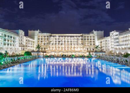 Antalya, Türkei, 23. September 2019. Hotel Titanic Mardan Palace in der Nacht. Stockfoto