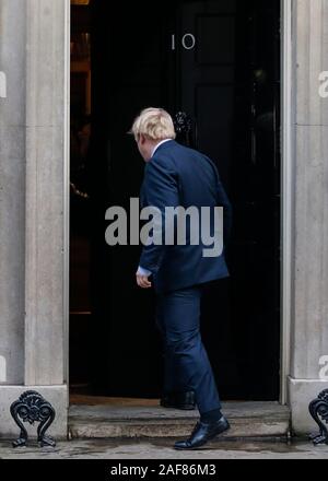 (191213) -- LONDON, Dez. 13, 2019 (Xinhua) - der britische Premierminister Boris Johnson kehrt in Downing Street 10, nachdem er die Königin in London, Großbritannien, 13. Dez., 2019. Der britische Premierminister Boris Johnson unter der Leitung von Buckingham Palace Freitag für ein Publikum mit Königin Elizabeth nach seinem Gewinn in allgemeinen Wahlen vom Donnerstag. Die Monarch, unter der britischen Verfassung, hat ihre Berechtigung zu erteilen, bevor ein Parteichef, der eine neue Regierung bilden können. Johnson muss durch den Prozess zu gehen, zu demonstrieren, er hat den Auftrag, das Land für die Dauer von fünf Jahren zu regieren. (Xinhua / Han Yan) Stockfoto