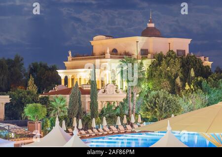 Antalya, Türkei. September 23, 2019. Hotel Titanic Mardan Palace in der Nacht. Stockfoto