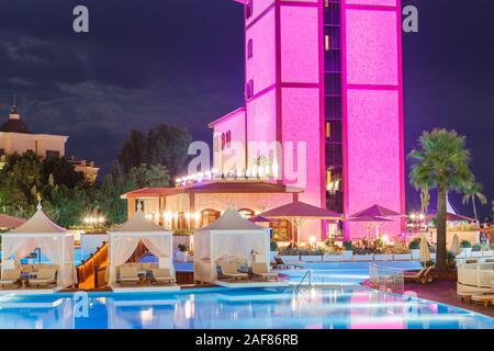 Antalya, Türkei. September 23, 2019. Hotel Titanic Mardan Palace in der Nacht. Blick auf Maiden's Tower und den Pool. Stockfoto