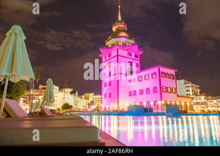 Antalya, Türkei. September 23, 2019. Hotel Titanic Mardan Palace in der Nacht. Blick auf Maiden's Tower und den Pool. Stockfoto