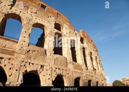 Die Außenwände des Kolosseum (oder Coliseum) in Rom, Italien. Einer der weltweit bekanntesten Wahrzeichen. Stockfoto