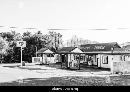 PILGRIMS REST, SÜDAFRIKA - 21. MAI 2019: eine Straße, Szene, mit einem historischen Tankstelle, in Pilgrims Rest, Mpumalanga. Schwarzweiß Stockfoto