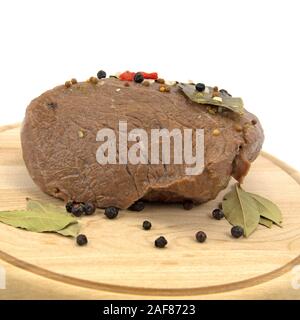 Rinderschmorbraten auf einer Holzplatte Stockfoto