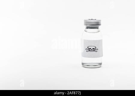 Ein Glas medizinische Durchstechflasche mit einem Totenkopf auf weißem Hintergrund Stockfoto