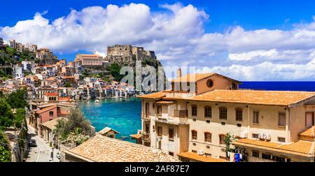 Schöne Scilla Dorf, Aussicht mit Blick auf das Meer, die traditionellen Häuser und Ruffo schloss, Kalabrien, Italien. Stockfoto