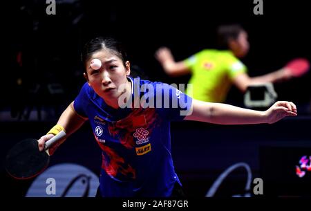 (191213) - ZHENGZHOU, Dez. 13, 2019 (Xinhua) - Liu Shiwen in China serviert Während singles Viertelfinale gegen ihr Landsmann Chen Meng an der 2019 ITTF World Tour Grand Finals in Zhengzhou der Frauen, der Central China Provinz Henan, Dez. 13, 2019. (Xinhua/Li an) Stockfoto