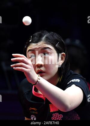 (191213) - ZHENGZHOU, Dez. 13, 2019 (Xinhua) -- chen Meng von der China dient während singles Viertelfinale gegen ihr Landsmann Liu Shiwen am 2019 ITTF World Tour Grand Finals in Zhengzhou der Frauen, der Central China Provinz Henan, Dez. 13, 2019. (Xinhua/Li an) Stockfoto