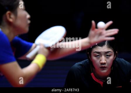 (191213) - ZHENGZHOU, Dez. 13, 2019 (Xinhua) -- chen Meng von China konkurriert während singles Viertelfinale gegen ihr Landsmann Liu Shiwen am 2019 ITTF World Tour Grand Finals in Zhengzhou der Frauen, Chinas Provinz Henan, Dez. 13, 2019. (Xinhua/Li an) Stockfoto