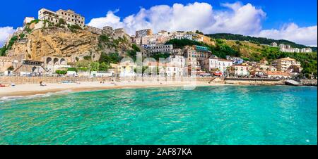 Türkisblaues Meer, bunte Häuser und Berge in Pizzo Calabro Dorf. Kalabrien, Italien. Stockfoto