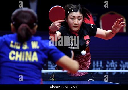 Zhengzhou, China. 13 Dez, 2019. Chen Meng von der China liefert einen Schuß während singles Viertelfinale gegen ihr Landsmann Liu Shiwen am 2019 ITTF World Tour Grand Finals in Zhengzhou, China, Dez. 13, 2019. Credit: Li Ein/Xinhua/Alamy leben Nachrichten Stockfoto