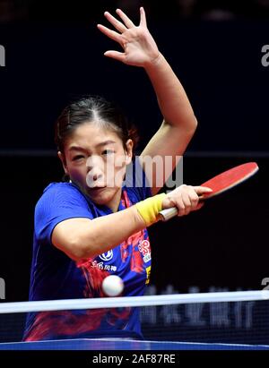 Zhengzhou, China. 13 Dez, 2019. Liu Shiwen China liefert einen Schuß während singles Viertelfinale gegen ihr Landsmann Chen Meng an der 2019 ITTF World Tour Grand Finals in Zhengzhou, China, Dez. 13, 2019. Credit: Li Ein/Xinhua/Alamy leben Nachrichten Stockfoto