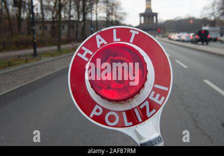 Berlin, Deutschland. 13 Dez, 2019. Eine Kelle mit top Polizei ist die Inschrift ". Credit: Paul Zinken/dpa/Alamy leben Nachrichten Stockfoto