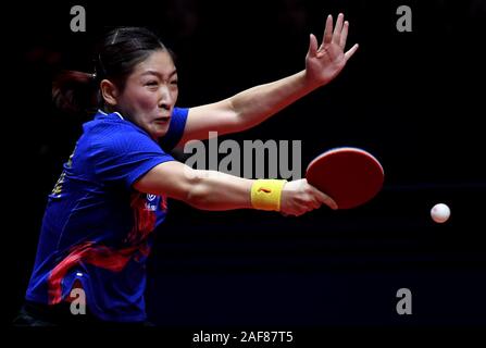 Zhengzhou, China. 13 Dez, 2019. Liu Shiwen China liefert einen Schuß während singles Viertelfinale gegen ihr Landsmann Chen Meng an der 2019 ITTF World Tour Grand Finals in Zhengzhou, China, Dez. 13, 2019. Credit: Li Ein/Xinhua/Alamy leben Nachrichten Stockfoto