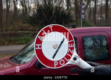 Berlin, Deutschland. 13 Dez, 2019. Eine Kelle mit top Polizei ist die Inschrift ". Credit: Paul Zinken/dpa/Alamy leben Nachrichten Stockfoto