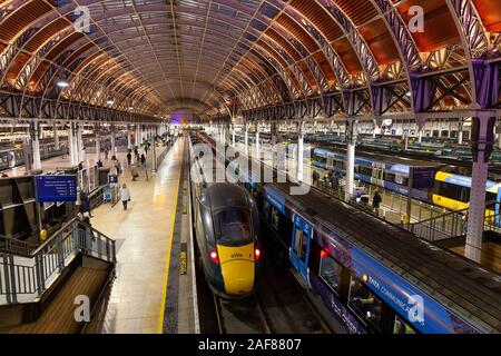 LONDON, Großbritannien - 12 Dezember, 2019: weite Aussicht von Zügen, die warten, von den Plattformen am Paddington Bahnhof während der großen Verzögerungen zu Dienstleistungen. Stockfoto