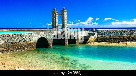 Beeindruckende alte Brücke in Arrecife, Lanzarote, Spanien. Stockfoto