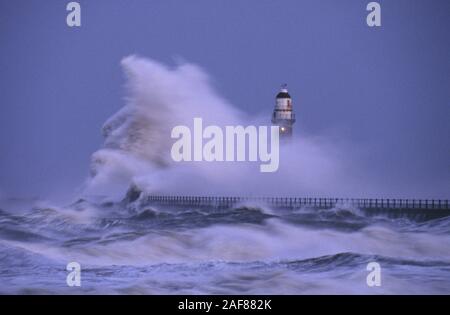 Massive Wellen brechen über einen Leuchtturm am Roker in Sunderland, England Stockfoto