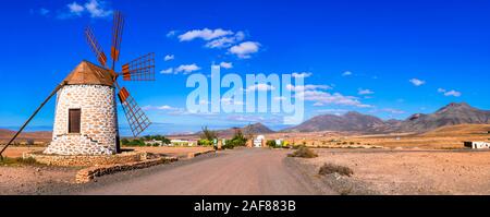 Traditionelle Windmühle und Berge in Insel Fuerteventura, Spanien. Stockfoto